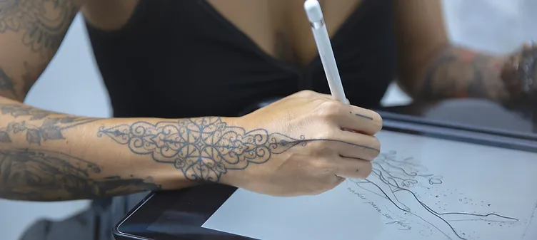Clari desenhando